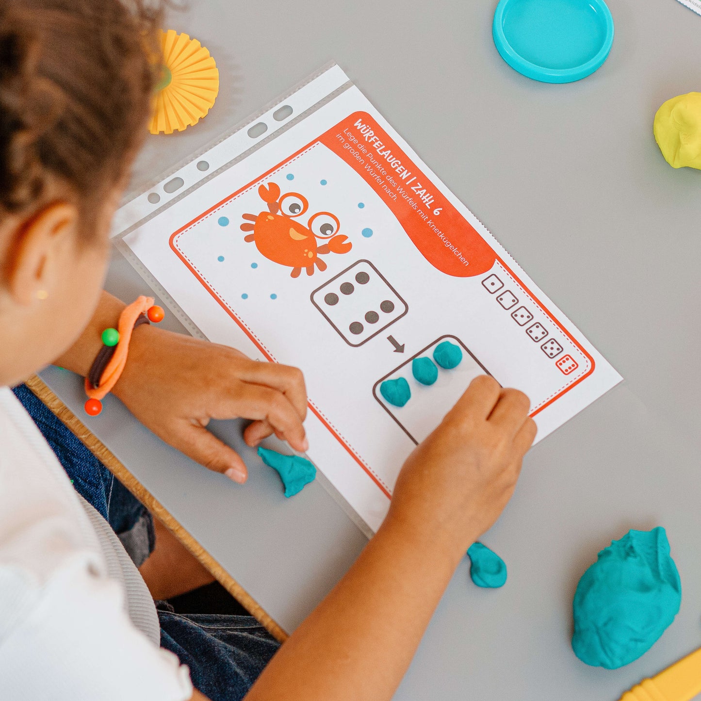 mykidslounge Knetmatte Zahl 6 mit Krabbe. Spielerisches Zählen und Formen von Würfelaugen – ideal für das frühe Mengenverständnis ab 3 Jahren.