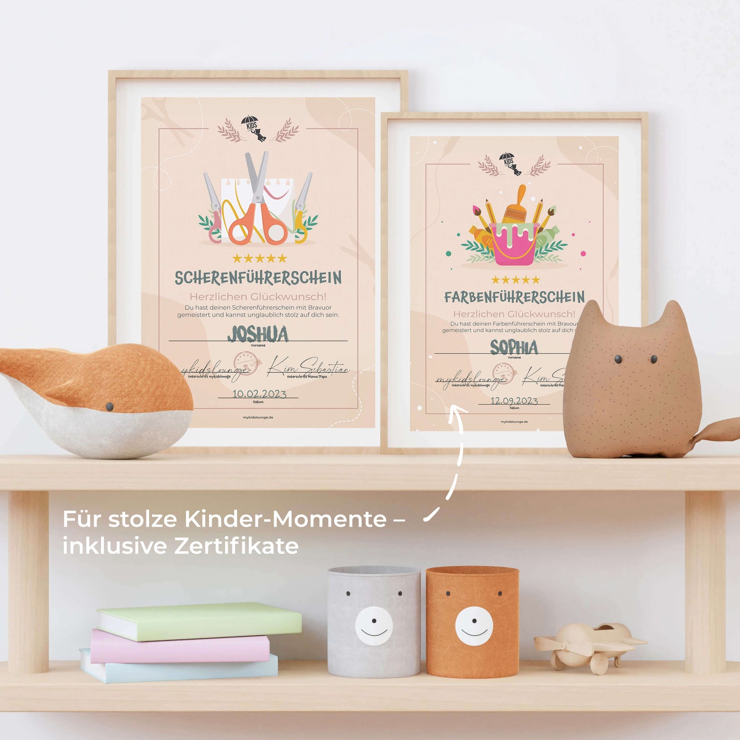 Zwei gerahmte Zertifikate – Scherenführerschein und Farbenführerschein – als Belohnung für Kinder, die das Schneiden & Farben lernen Bundle abgeschlossen haben.