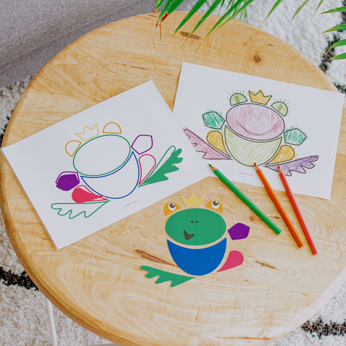 mykidslounge Frosch Druckvorlage liegt auf dem Tisch mit Buntstiften