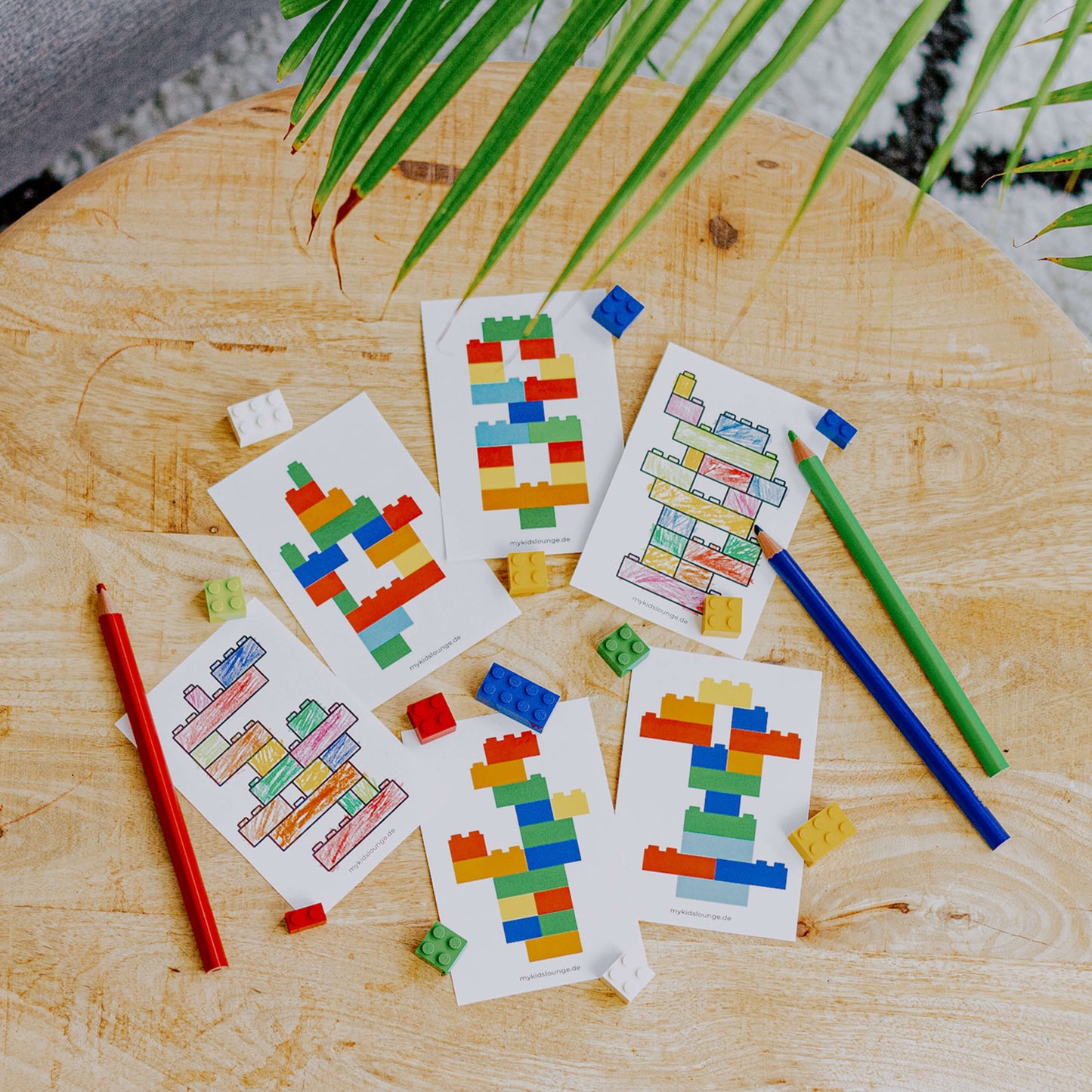 mykidslounge Lego Druckvorlagen liegen auf dem Tisch mit Buntstiften