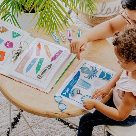 Kleinkind legt mit Mama das DIY Farben lernen Busy Book für Kinder nach