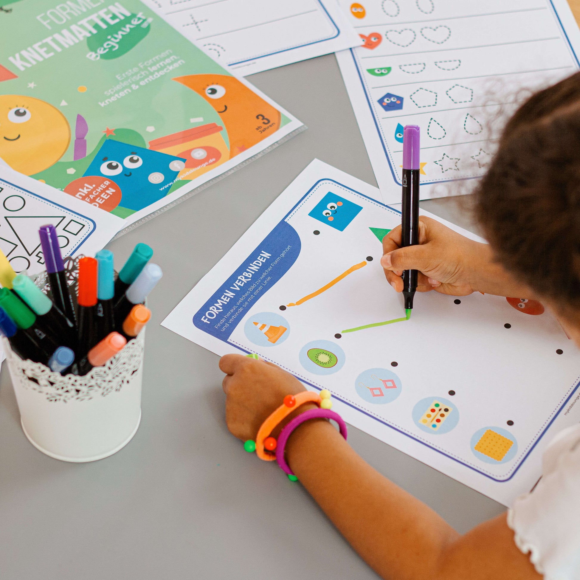 Formen erkennen und logisch verbinden – Kind nutzt Marker auf der „Formen verbinden“-Übung von mykidslounge als Ergänzung zur Knetmatte.