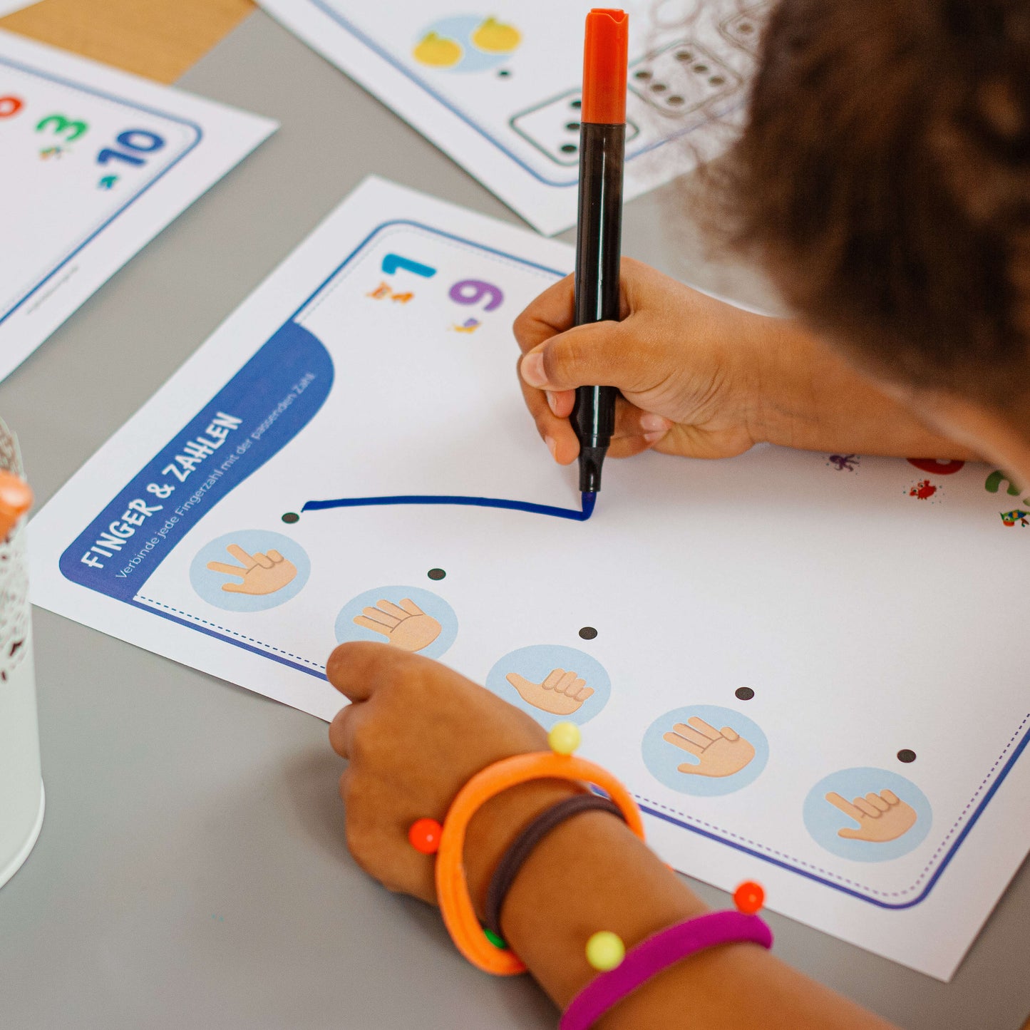 mykidslounge Zahlen Knetmatten – Kind verbindet Zahlen mit Fingerzeichen. Spielerisches Lernen von Mengen & Zahlen ab 3 Jahren.