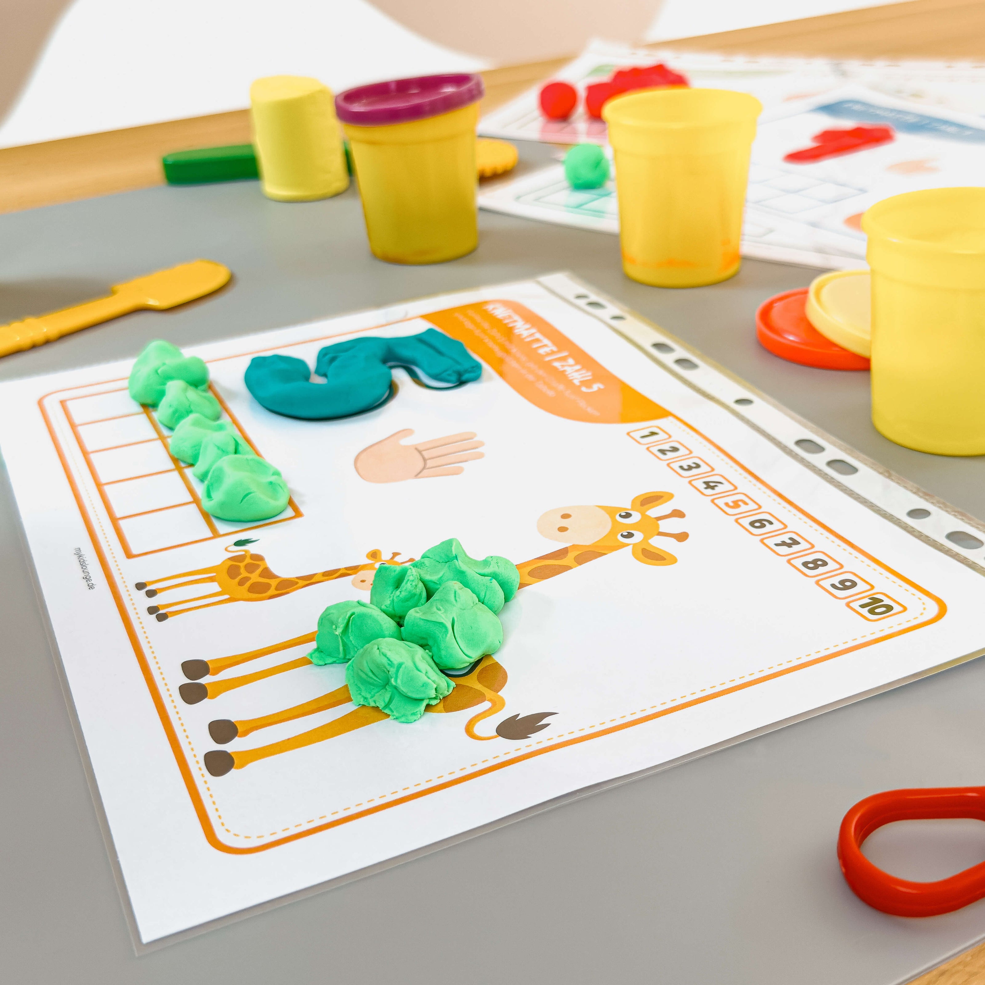 mykidslounge Knetmatte Zahl 5 mit Giraffe. Spielerisches Zählen und Formen von Knetkugeln – fördert Feinmotorik und Zahlenverständnis ab 3 Jahren.