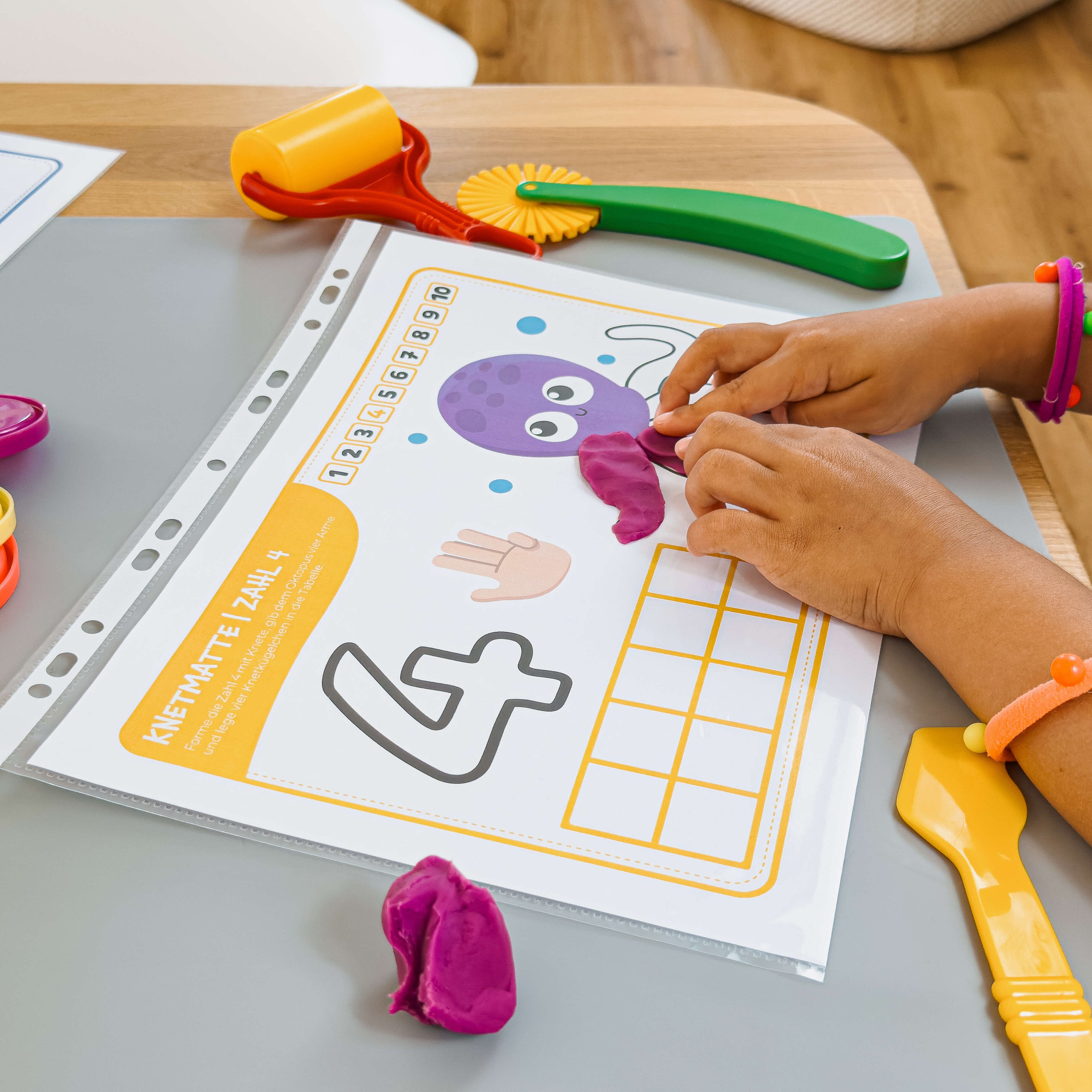 mykidslounge Knetmatte Zahl 4 mit Oktopus. Kreatives Kneten und Zählen lernen – unterstützt Kinder beim Zahlenverständnis ab 3 Jahren.