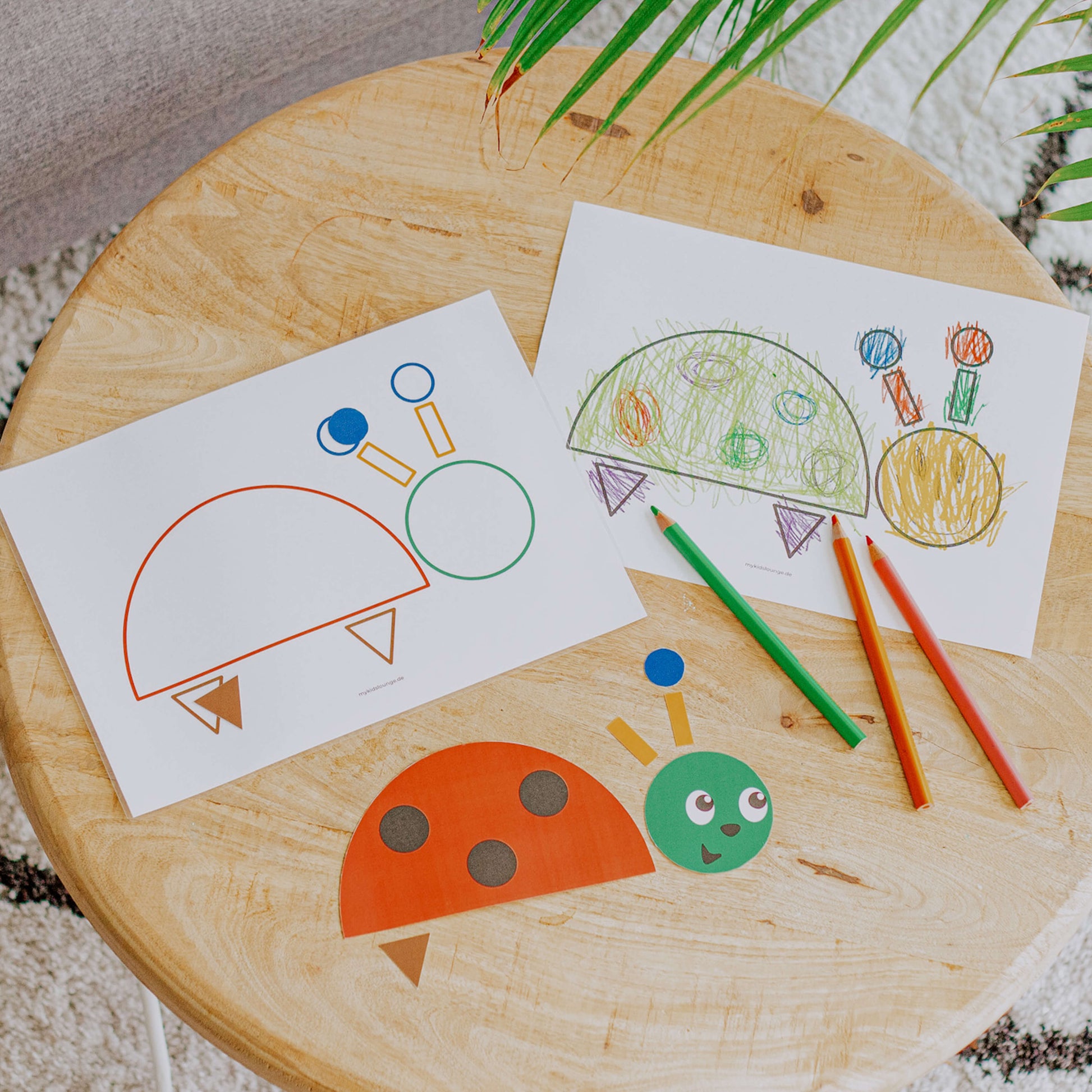 mykidslounge Beginner Druckvorlage mit Marienkäfer und Buntstiften liegt auf dem Tisch