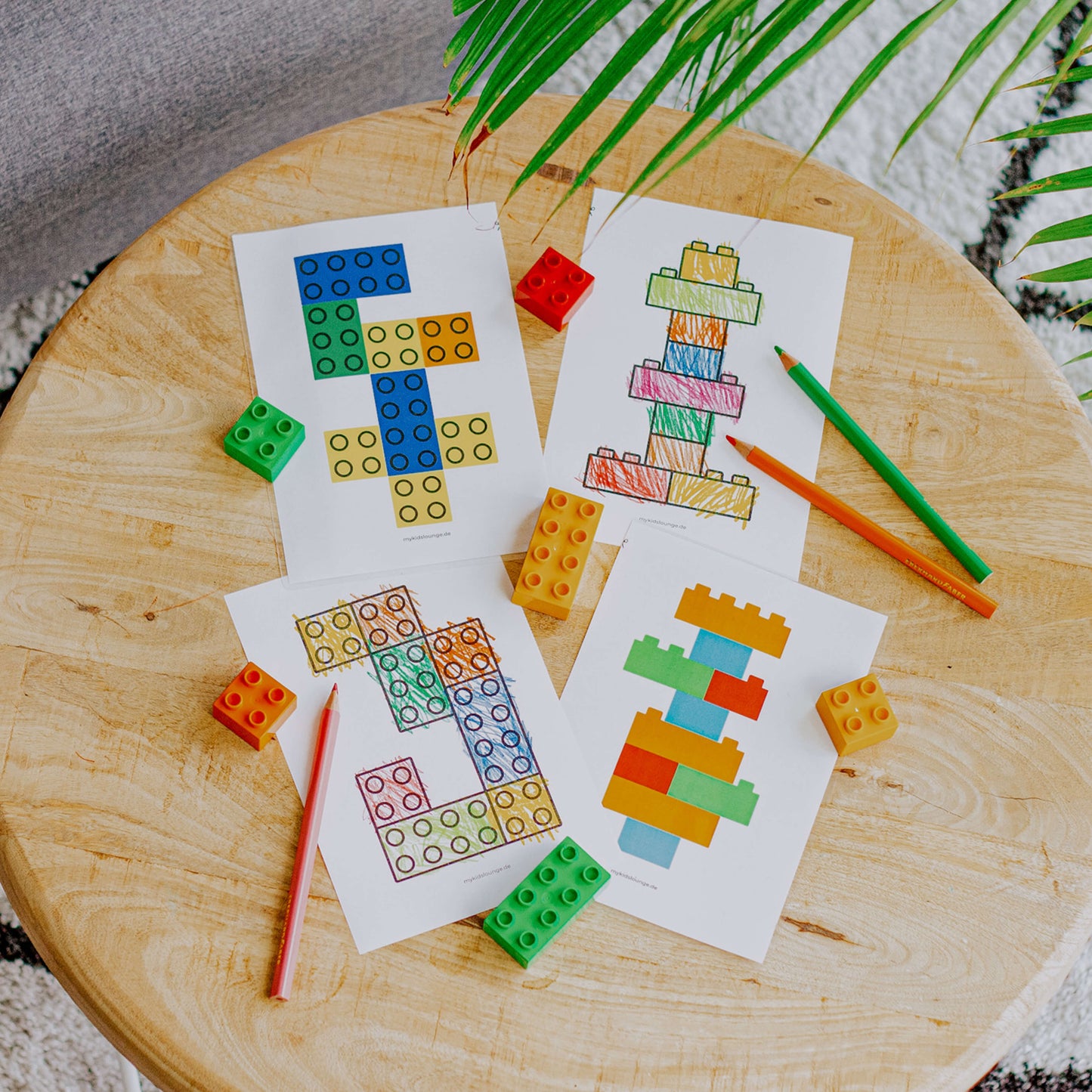 mykidslounge Lego Duplo Druckvorlagen liegen mit Buntstiften auf dem Tisch